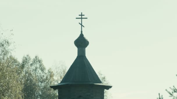Landsbygdens landskap med gamla trä ortodoxa kyrkan och brygga — Stockvideo