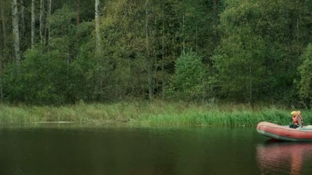 Ein rotes Floß, das im kleinen Fjord schwimmt — Stockvideo