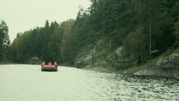 Una balsa roja flotando en el fiordo pequeño — Vídeo de stock