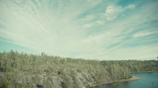 Červená vor plovoucí ve fjordu — Stock video