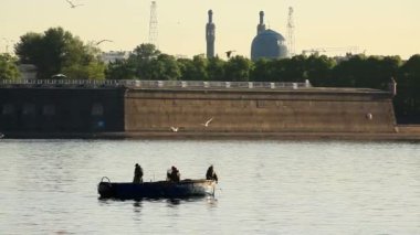 Fishermans Piter ve Paul kale önünde Neva nehrinde