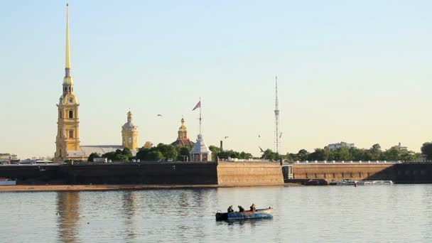 Pêcheurs sur la rivière devant la forteresse de Piter et Paul — Video