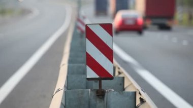 Karayolu üzerinde bir yol işaretleri