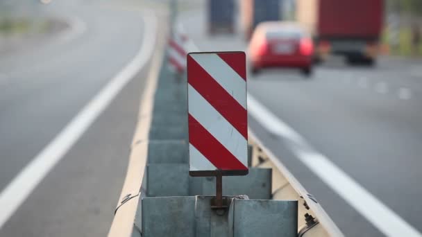 Ein Verkehrszeichen auf der Autobahn — Stockvideo