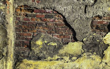 Eski tuğla duvar dokusu. Tuğla duvar çimento soyuyor. Odada eski kırmızı tuğla var. Boşluğu kopyala.