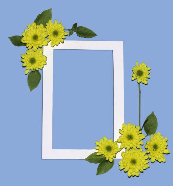 Dekoratif kenarı mavi arka planda sarı papatyalarla dikey beyaz çerçeve