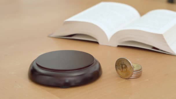 4k Auflösung eines Bitcoin auf dem Tisch, Hammer auf Soundblock, Legalisierungskonzept für Kryptowährungen — Stockvideo