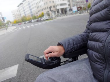 Engelli kişi el tekerlekli sandalyesi