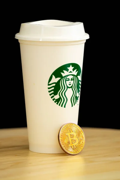 Bitcoin mit Starbucks-Becher — Stockfoto