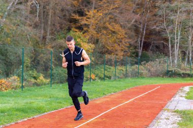 Yarış pistinde koşan adam