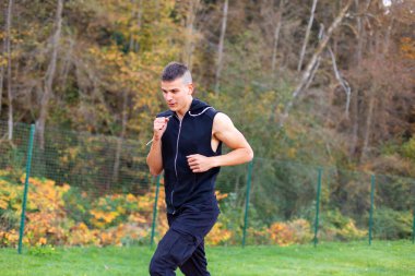 Yarış pistinde koşan adam