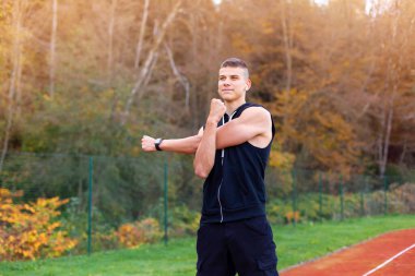 Yarış pistinde gerinen adam