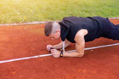Yarış pistinde tahta döşeyen adam