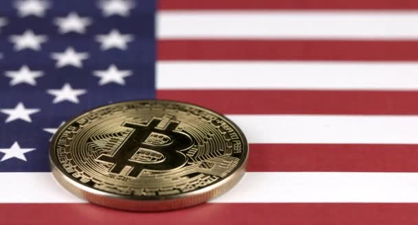 4k ruch patelni kryptowaluta złota bitcoin na fladze Stanów Zjednoczonych Ameryki Usa. — Wideo stockowe