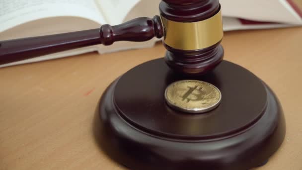 4k resolutie van een hamer slaan recht op Bitcoin munt, crypto valuta legalisatie concept — Stockvideo