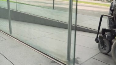 4K çözünürlük, tekerlekli sandalyede rampa kullanan bir adamı takip ediyor. Erişilebilirlik kavramı