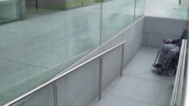 4K çözünürlük, tekerlekli sandalyede rampa kullanan bir adamı takip ediyor. Erişilebilirlik kavramı