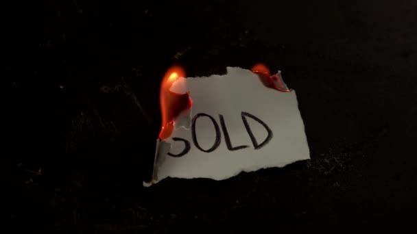 Gold Wort auf weißem Papier geschrieben brennt. Feuer mit Rauch und Asche auf schwarzem Hintergrund — Stockvideo