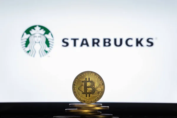 Slowenien, Ljubljana - 24.02.2019: Bitcoin auf einem Stapel von Münzen mit Starbucks-Logo auf einem Laptop-Bildschirm — Stockbild Starbucks-Logo auf einem Computerbildschirm mit einem Stapel Bitcoin-Krypto — Stockfoto