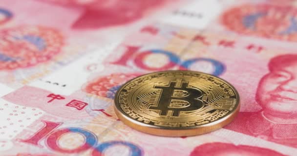 4k Auflösung einer Gold-Bitcoin-Münze mit der chinesischen Währung Renminbi, Yuan - Schwenkbewegung — Stockvideo