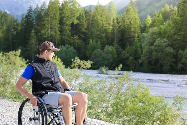 Hombre en silla de ruedas fuera en la naturaleza —  Fotos de Stock