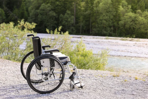 Fauteuil roulant garé dans la nature — Photo