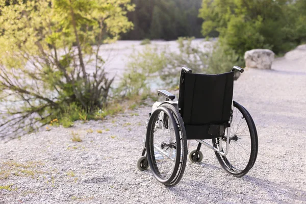 Wózek inwalidzki zaparkowany w naturze — Zdjęcie stockowe