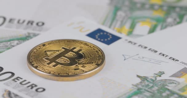 Resolución 4k de una moneda de Bitcoin de oro criptomoneda en billetes de cien euros. Primer plano, macro disparo - movimiento de la bandeja — Vídeos de Stock