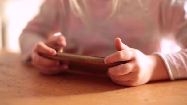 Niño sosteniendo teléfono inteligente en las manos — Vídeo de stock