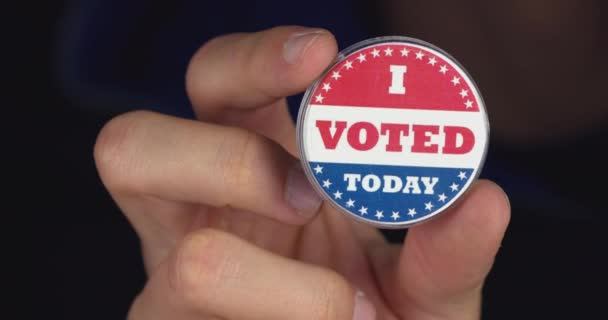 4k resolución primer plano de vídeo de una mano sosteniendo He votado hoy botón. Concepto de elecciones — Vídeo de stock