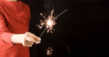 Elinde yanan maytap tutan çocuk