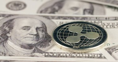 Kripto para birimi Usa dolar banknotları üzerinde dalgalı madeni para