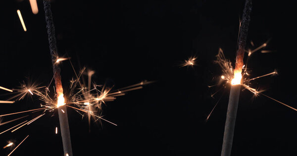 Огненный фейерверк горит на черном
