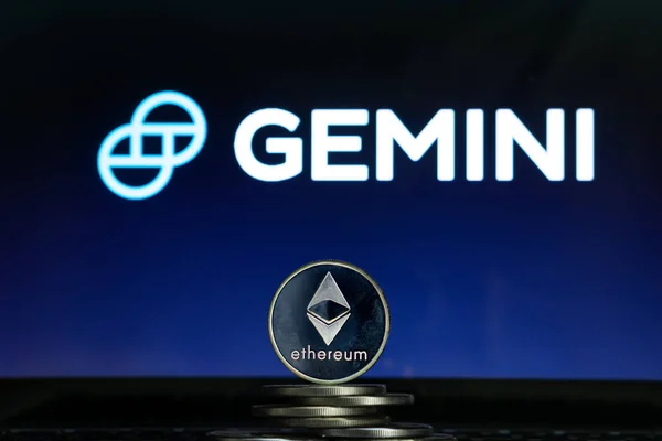Äthermünzen mit Gemini-Logo auf einem Laptop-Bildschirm. Slowenien, Ljubljana - 02 24 2019 — Stockbild Gemini-Logo mit Äthermünze — Stockfoto