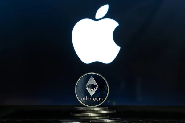 Äthermünzen mit Apfel-Logo auf einem Laptop-Bildschirm. Slowenien, Ljubljana - 02 24 2019 — Stockbild Apfel-Logo mit Äthermünze — Stockfoto