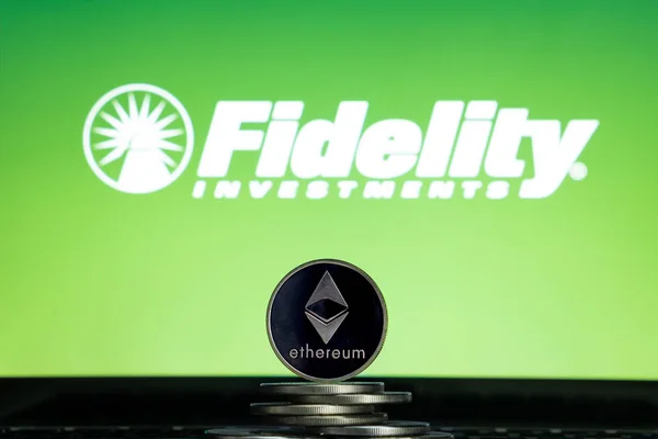 Logo Fidelity con moneda Ethereum — Foto de Stock