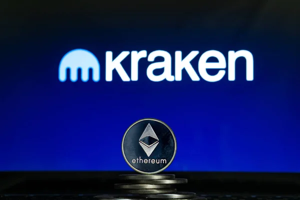 Äthermünzen mit Kraken-Logo auf einem Laptop-Bildschirm. Slowenien, Ljubljana - 02 24 2019 — Stockbild Kraken-Logo mit Äthermünze — Stockfoto