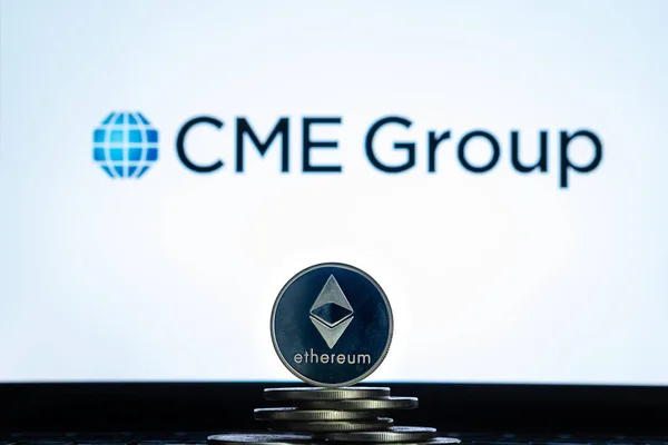 Logotipo del Grupo CME con moneda Ethereum — Foto de Stock