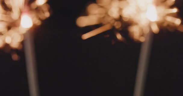 4k rozlišení jiskry Firework hořící zpomaleně, černé pozadí v rozostření — Stock video