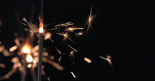 Chispeador de fuegos artificiales ardiendo en negro — Foto de Stock