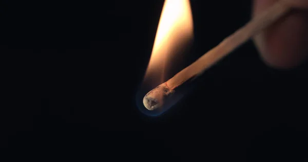 Зажигание и горящие спички на черной поверхности — стоковое фото