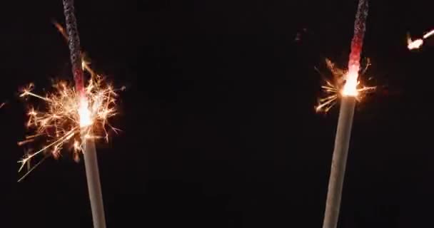 Risoluzione 4k di Fuoco d'artificio scintillante che brucia al rallentatore, sfondo nero — Video Stock