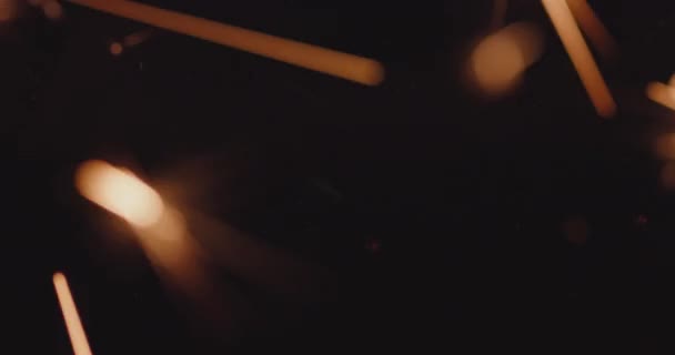 4k Auflösung des brennenden Feuerwerks hellen Funken auf schwarzem Hintergrund, Weihnachten und Neujahr Geist. in und außerhalb des Fokus — Stockvideo
