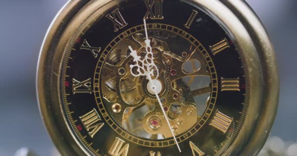 Ancienne montre de poche antique cadran close-up. Horloge hipster vintage mesurant le temps . — Video