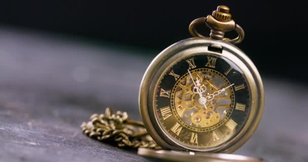 Ancienne montre de poche antique cadran close-up. Horloge hipster vintage mesurant le temps . — Video