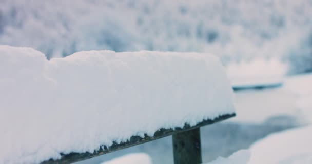 Valla de madera cubierta de nieve fresca en invierno. Resolución 4k — Vídeos de Stock