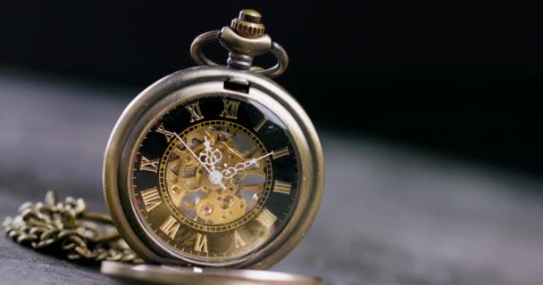 Starožitné staré kapesní hodinky vytočit zblízka. Doba měření ročníku hipsterských hodin.