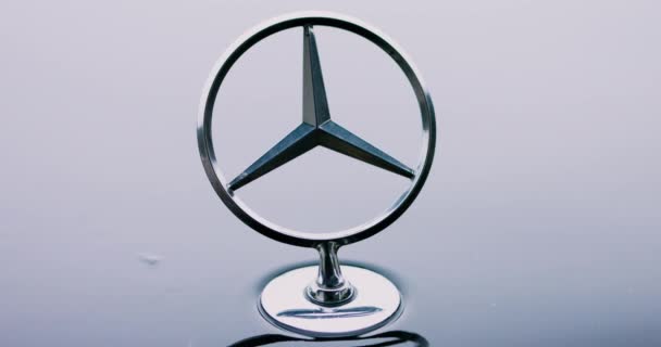 Словения, Любляна - 18.11.2019: Логотип Mercedes-Benz перед автомобилем. Разрешение 4K — стоковое видео