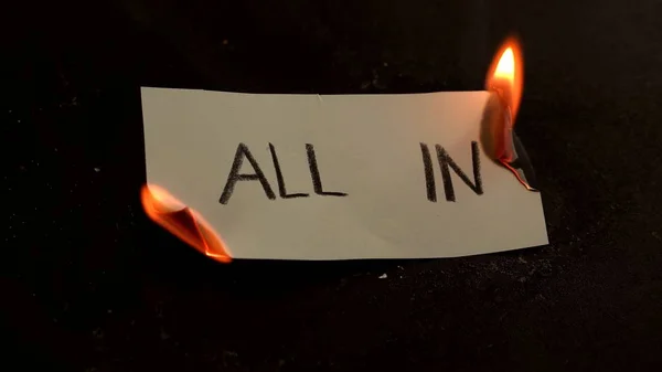 Minden szó fehér papírra van írva. Tűz füsttel és hamuval fekete háttéren — Stock Fotó