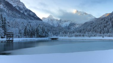 Göl jasna yakınındaki kranjska gora, Slovenya.